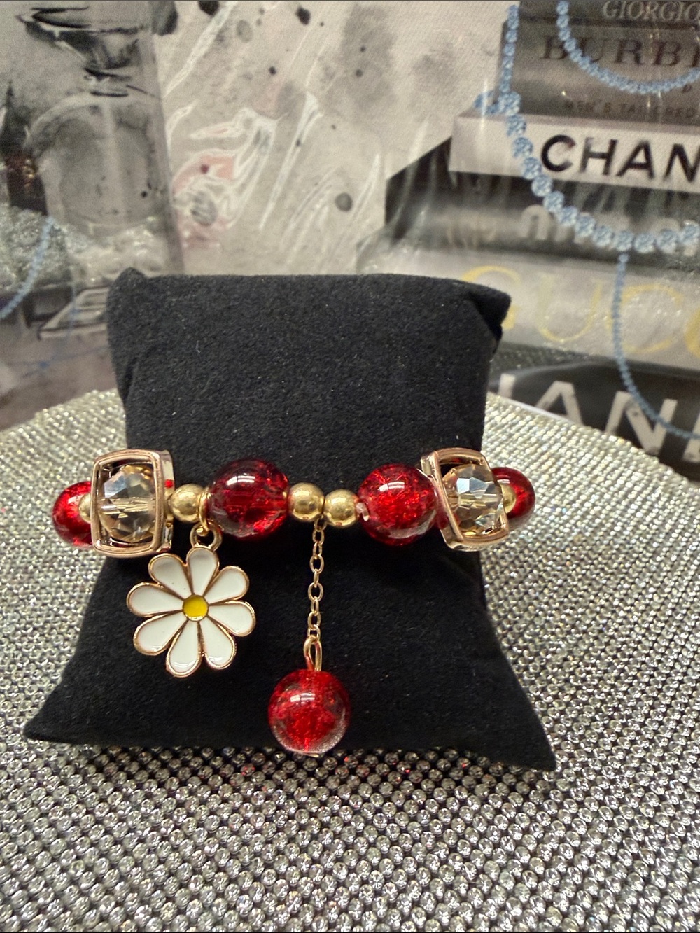 Red Bead Daisy glass Charm Bracelet with Gold Accents. 🆕